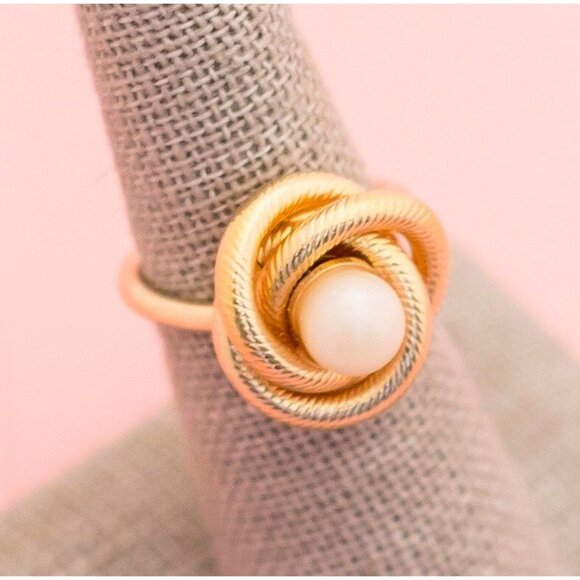 Sarah Coventry's Egyptian Snake's Den Gold Tone Ring Size 6 H5 - Picture 2 of 3